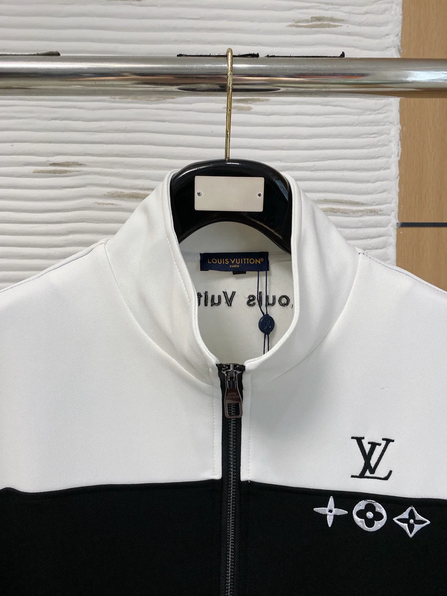 🅿️720 [LV Louis Vuitton] hot-selling suit is coming. Focus on the original version of the official website. 2025 new hot-selling cardigan and sweatshirt suit. The original order is the best. 🇭🇰The meticulous work of top designers. Just for a fitting and perfect upper body effect. All-natural high-quality Tencel Roman cotton 100%, close-fitting comfort, noble and elegant! Original hardware embodies elegance and nobility! Counter size: M-3XL (maximum wear up to 190 pounds)